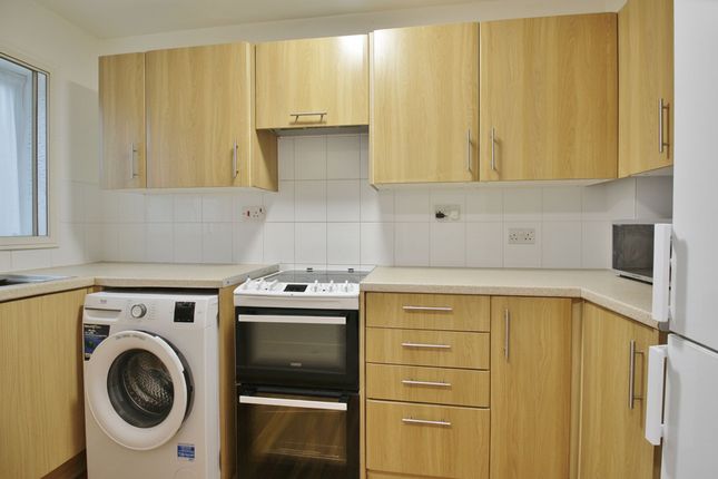 28 Weavers Close, Isleworth photo 4