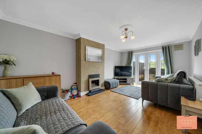 15 St. Annes Gardens, Caerphilly photo 2