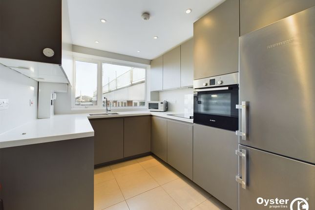 8 Garden Court, Stanmore photo 4