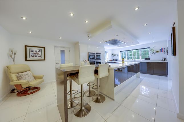 40, Oulder Hill Drive, Rochdale photo 4