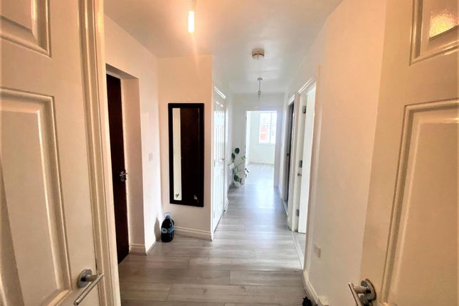Flat to rent in Constable Close, London