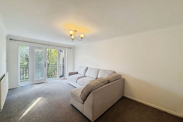 Beaulieu Close, Kidderminster photo 2