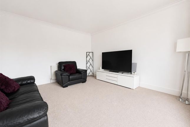 58, Vegal Crescent, Englefield Green photo 3