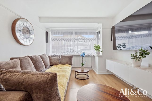 132 Palmerston Road, Grays photo 4