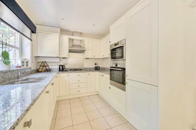 6, Barkhart Close, Wokingham photo 3