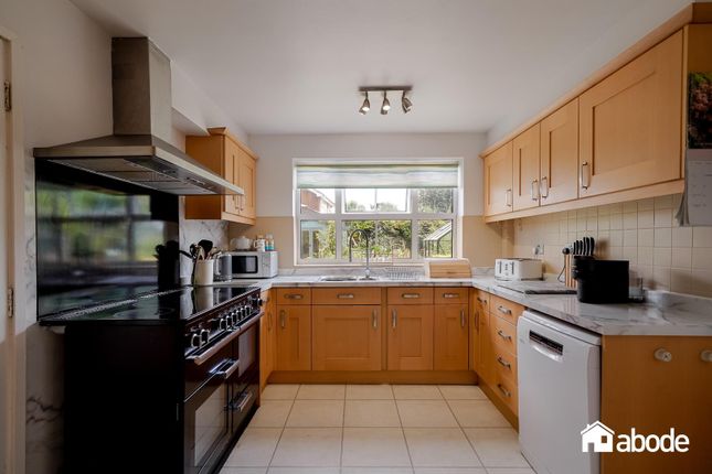 27, Saxon Close, Stratford-Upon-Avon photo 4