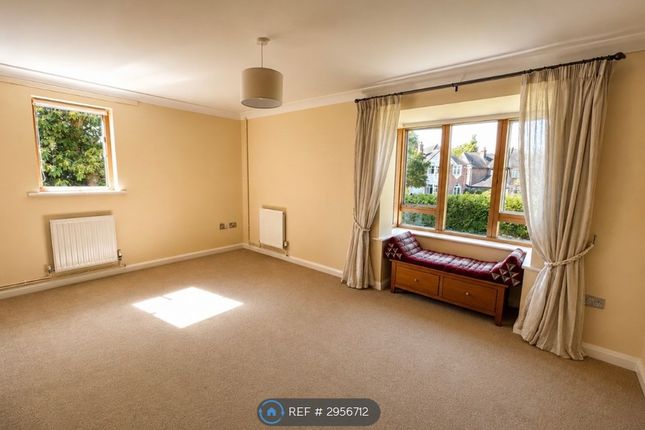 Flat   Ormond Avenue, Hampton photo 3