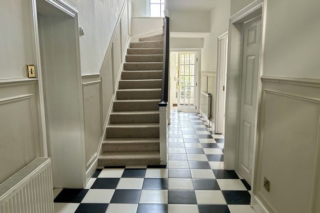 2 East Row, Chichester photo 2