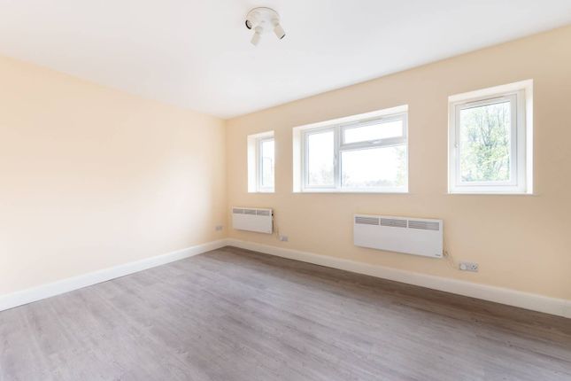 Maisonette to rent in Greenford, Perivale, Greenford