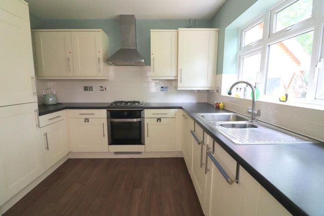 7, Oakley Gardens, Luton photo 2