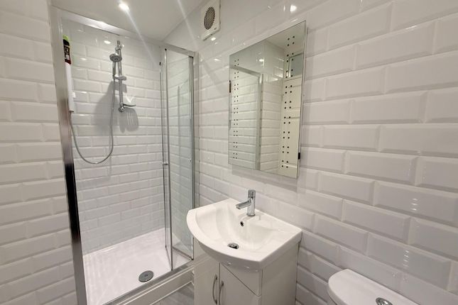 Flat 2, Benjamin Court 424-428, Staines Road West, Ashford photo 3