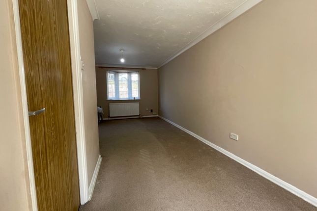 27, Acer Grove, Pinewood photo 3