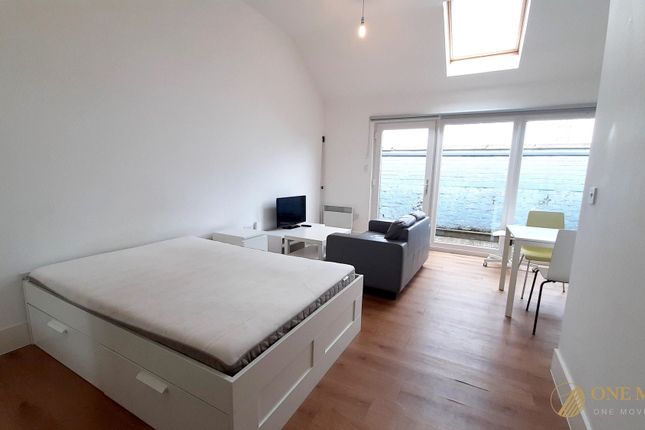 1-bed studio on 109 Bexley Square, Salford, £105,000