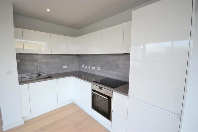 Flat to rent in Starboard Way, London
