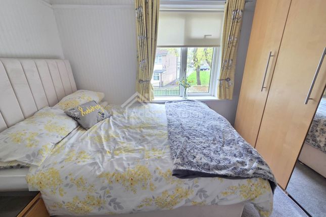 48, Lees Holm, Dewsbury photo 4