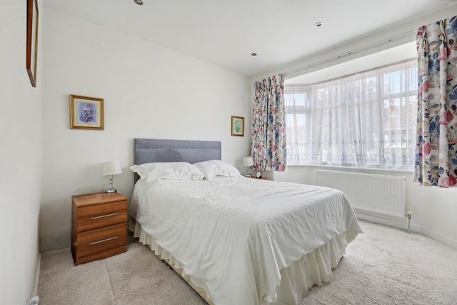 42 Brackendale Avenue, Basildon, Essex photo 2