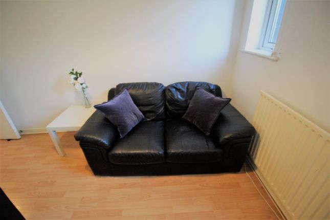 Flat 2, 22 Kelso Road, LS2 9PR, Leeds photo 4