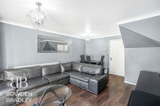 13 Wroxham Way, Fairlop photo 2