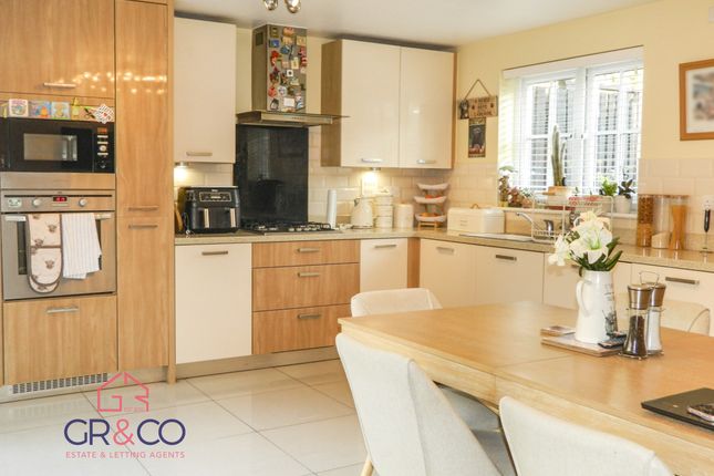 30 Clos Pen Y Cae, Ebbw Vale photo 3