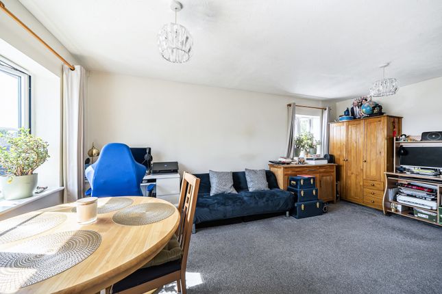 89, Kingfisher Way, London photo 3