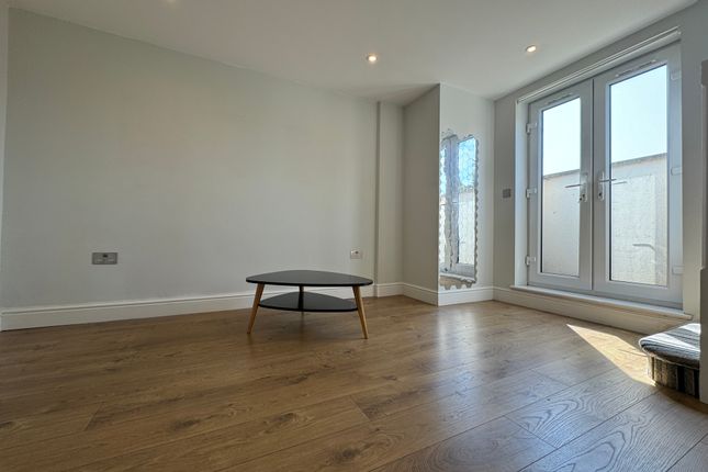 3, Fairlawn Avenue, Chiswick photo 3
