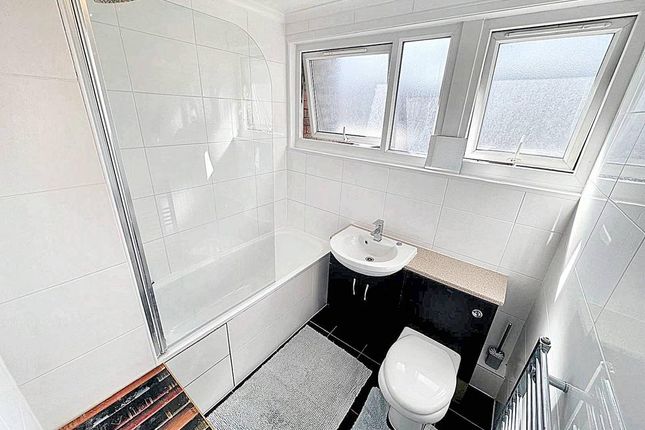 32 , Ramsey Street, London photo 3