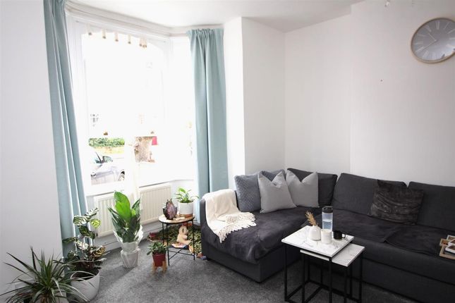Flat for sale in Chaucer Road, Bedford