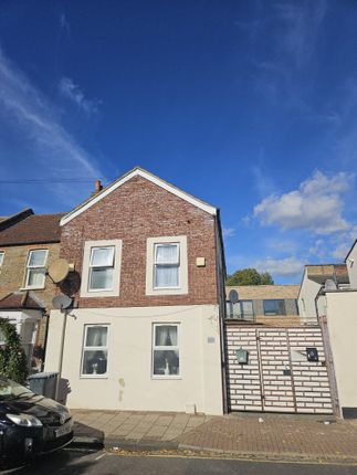 2-bed flat on Stock Street, London, £1,900/mo