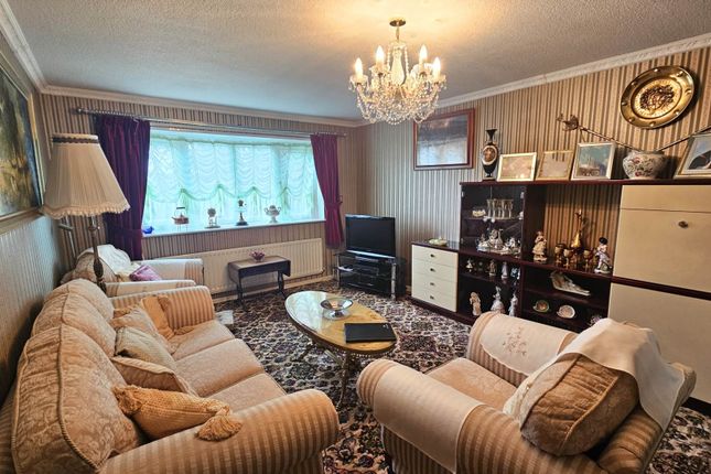 16, Falkland Close, Oldham photo 3