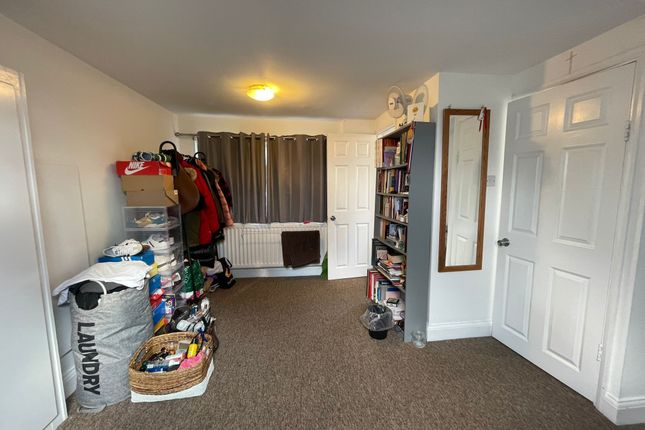 88 Beverley Gardens, WEMBLEY photo 5