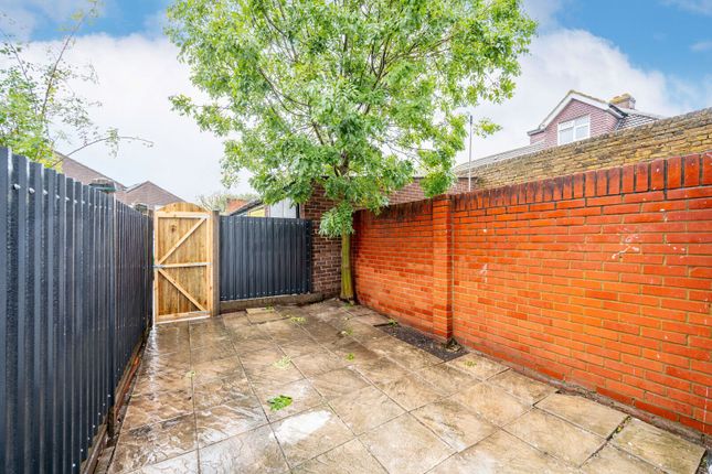St Pauls Close, Hounslow, TW3 3DE, Hounslow photo 4