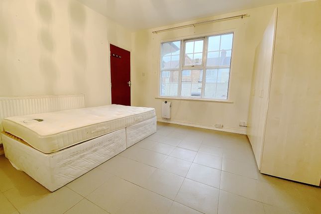 Studio 2, 4, Tennyson Road, Hounslow photo 2