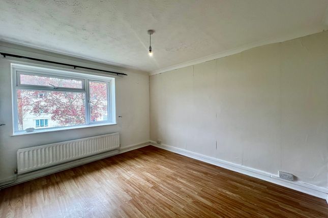 Flat to rent in Wellow Close, Southampton