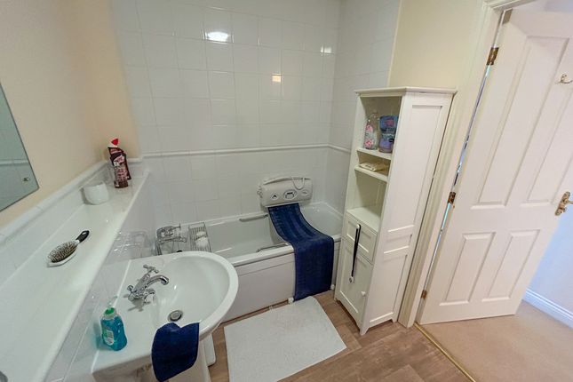 Flat for sale in Compton Court, Rugby