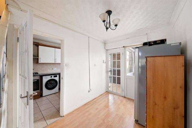 17, Whytecroft, Hounslow photo 4