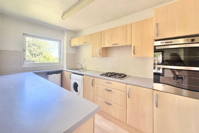 33, Hillcrest, Farnham photo 2