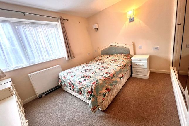 2 Azalea Court, Whytecliffe Road South, Purley photo 4
