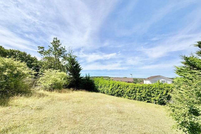 5 Mayell Close, Leatherhead photo 2