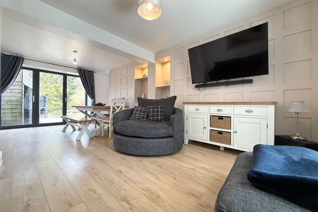 2 Black Horse Cottages, Aberdare photo 4