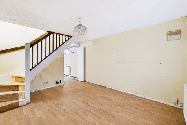 11, Parkhurst Grove, Horley photo 4