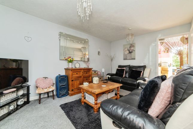 28, Doncaster Close, Stevenage photo 4