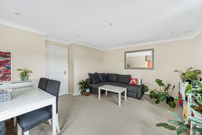 Flat 10, Nicholas Court, London photo 4