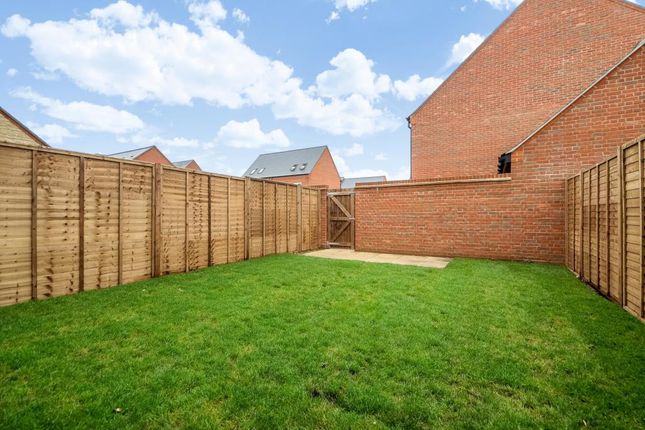 Town house for sale in Kingsmere, Bicester, Oxfordshire
