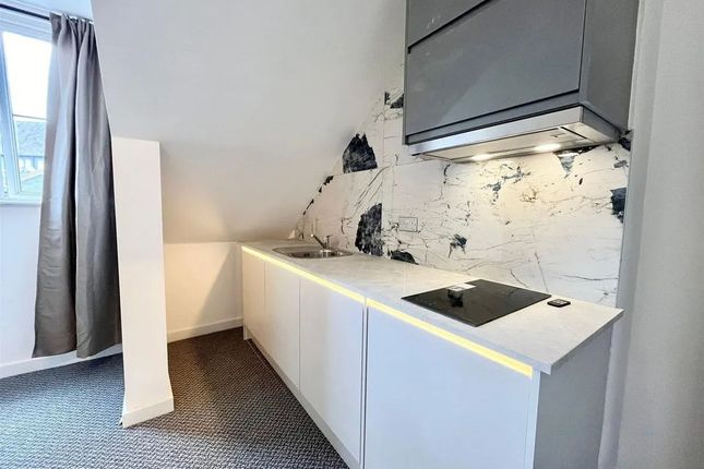 Third Floor Rear Flat, 35 Bond Street, London photo 4