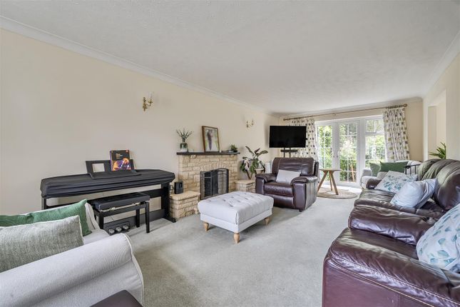 22, Dukes Wood, Crowthorne photo 2