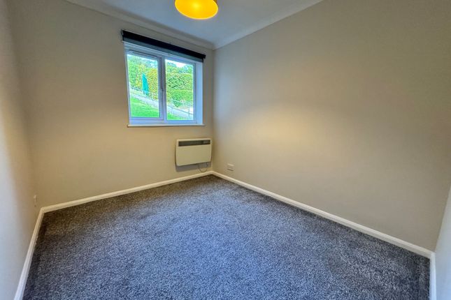 12 Castleview Gardens, High Wycombe photo 5