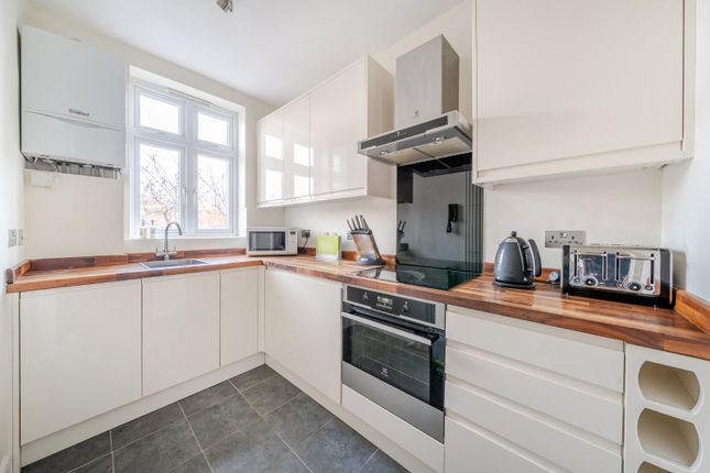 Flat B, 13, Fairlawn Avenue, London photo 3