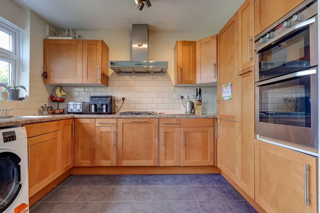 17, Pine Walk, High Wycombe photo 4
