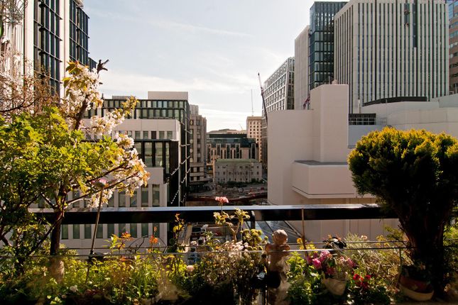 Flat for sale in Andrewes House, Barbican, London