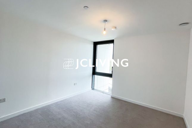 Flat to rent in City North, London